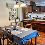 度假居 Sleeps 8 With Pool & Horses *